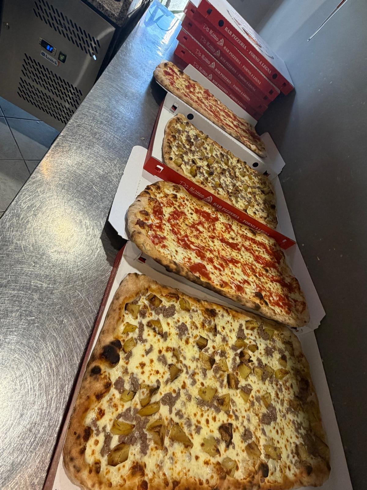 Pizza al metro cotta nel forno a legna del Ristorante Pizzeria da Matteo